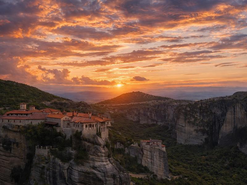 Meteora Golden Sunset Photo Tour – Perfect Light & Panoramas